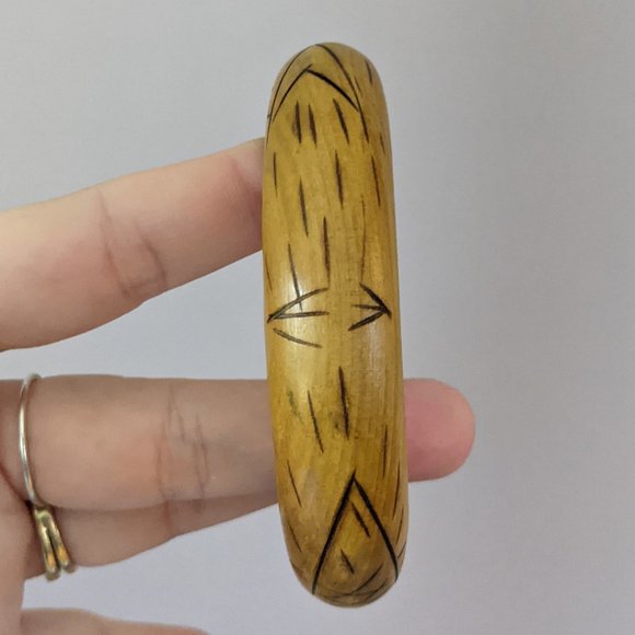 Carved wooden bangle bracelet - Picture 2 of 5